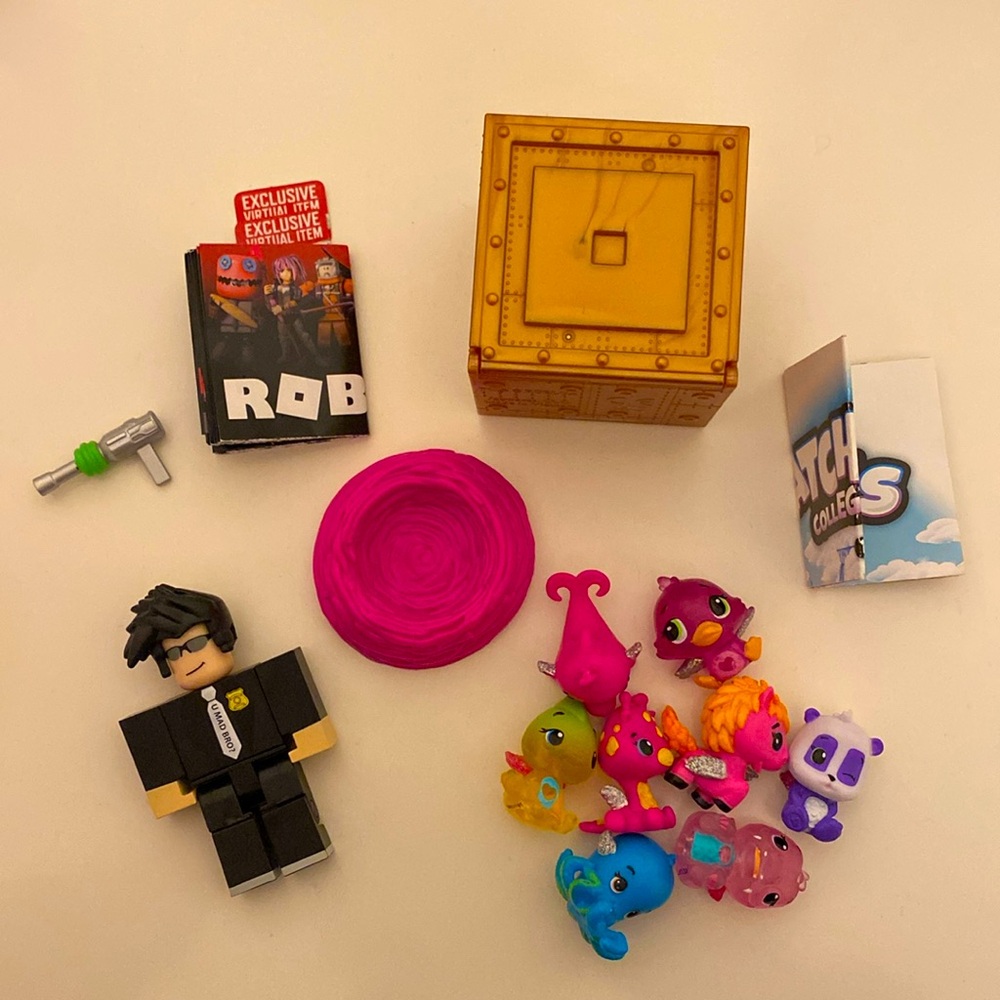 (8) Hatchimals Mini Collectibles + Pink Hatchimal nest+ Roblox Policeman Toy